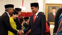 Jokowi memberi ucapan selamat kepada para dubes yang baru dilantik.