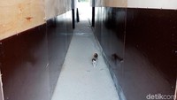 Di setiap blok, shelter dibangun di dua sisi. Tiap baris dipisahkan jalan kecil.
