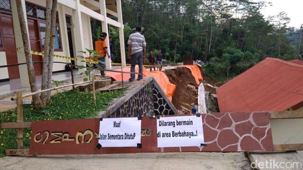 Ruang Kelas SMP di Wonosobo Hancur Diterjang Longsor
