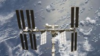 Internasional Space Station (ISS) mengelilingi bumi setiap 92 menit. Dibuat oleh sebuah konsorsium 15 negara dan 5 badan antariksa. ISS saat ini telah menjadwalkan biaya konstruksi melebihi US$ 60 miliar atau sekitar Rp 800 triliun. Namun biaya akhirnya dari stasiun luar angkasa dan perluasan ini dipikirkannya bisa melebihi US$ 1 triliun atau sekitar 13.500 triliun, yang nantinya akan bisa menampung kebutuhan jaringan 1 juta pengguna satelit. Thebalance.com/Istimewa.