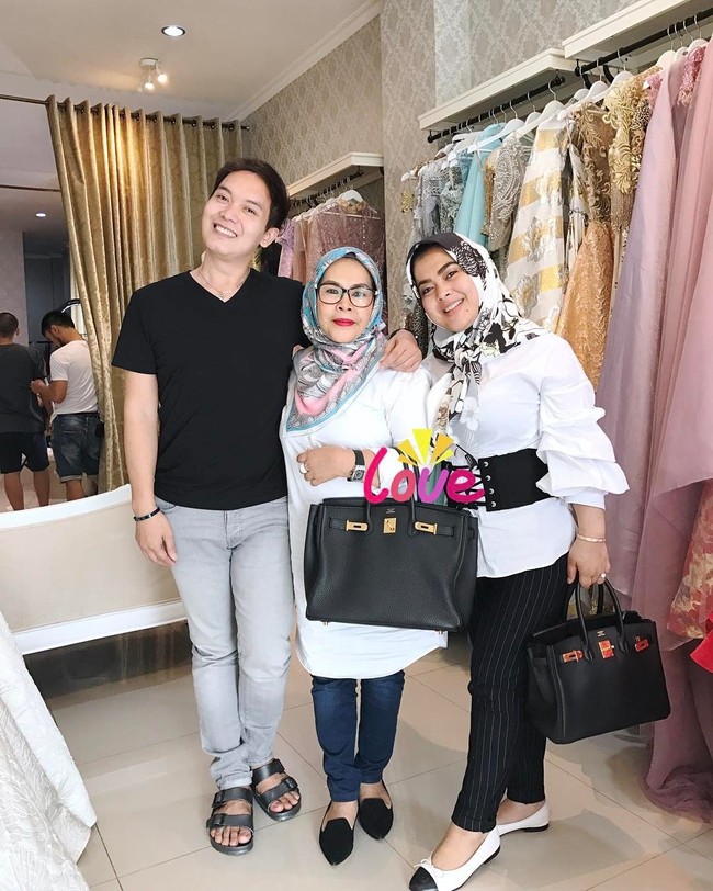Bertemu dengan desainer Hengky Kawilarang, ibunda Syahrini dan Aisyahrani itu bergaya memakai tas Hermes Birkin Black Togo 40 cm seharga Rp 300 jutaan. Foto: Instagram