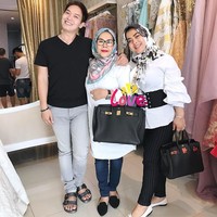 Bertemu dengan desainer Hengky Kawilarang, ibunda Syahrini dan Aisyahrani itu bergaya memakai tas Hermes Birkin Black Togo 40 cm seharga Rp 300 jutaan. Foto: Instagram