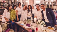 Foto ini diambil saat Pasha dan Adelia merayakan ulang tahun pernikahan yang ke-6. Seru banget ya pesta di restoran sambil makan-makan. Foto: instagram @adeliapasha