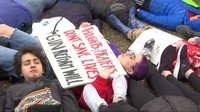 Beberapa anggota kelompok bernama Teens for Gun Reform tersebut berbaring selama 3 menit di depan White House.  (Foto: Dok. Reuters TV via Reuters)