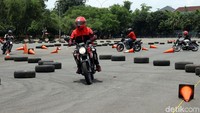 Para peserta harus melewati berbagai rintangan, salah satunya jalan berbelok.