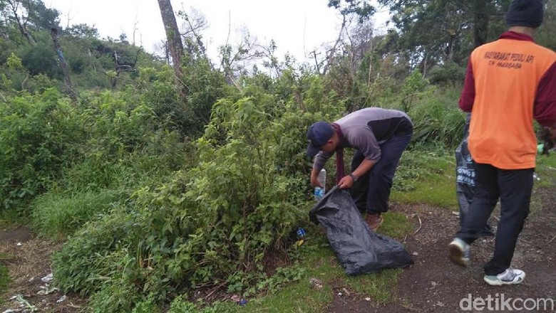 1,32 Kuintal Sampah Berhasil Dikumpulkan dari Gunung Merbabu 1,32 Kuintal Sampah Berhasil Dikumpulkan dari Gunung Merbabu