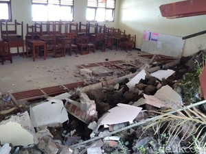 Ruang Kelas SMP di Wonosobo Hancur Diterjang Longsor