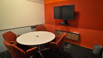 Salah satu ruangan rapat dengan suasana warna merah. (Foto: Filmateria Digital LLC)