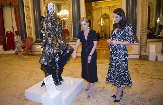 Kate Middleton dan Countess of Wessex memerhatikan gaun floral karya desainer Kanada Lucian Matis di area pameran. (Foto: Eddie Mulholland - Pool/Getty Images)