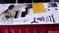 Barang bukti yang disita dari para pelaku.