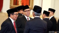 17 nama yang dilantik sebagai Dubes Luar Biasa dan Berkuasa Penuh RI tersebut yakni: 1. Drs. Ade Padmo Sarwoni, M.A, Dubes RI untuk ASEAN, 2. Arif Havas Oegroseno, S.H., LL.M, Dubes RI untuk Jerman, 3. Drs. Djauhari Oratmangun, Dubes RI untuk Tiongkok, 4. Drs. Hermono, M.A, Dubes RI untuk Spanyol merangkap UNWTO atau The World Tourism Organization, 5. Hersindaru Arwityo Ibnu Wiwoho Wahyutomo, S.H., LL.M, Dubes RI untuk Portugal, 6. Irjen Pol. Prof. Dr. Iza Fadri, Dubes RI untuk Myanmar, 7. Irjen Pol. Drs. M. Amhar Azeth, S.H, Dubes RI untuk Moldova.