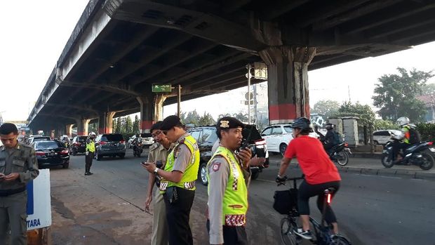 Polisi bersiaga mengatur lalu lintas di lokasi itu.
