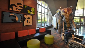 Pajangan gajah yang lucu hiasai salah satu ruangan kerja. (Foto: Filmateria Digital LLC)