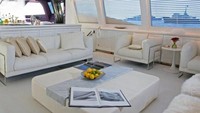Suasana di dalam dek kapal yang dapat menampung hingga 10 tamu dan 5 kru kapal. Termasuk di dalamnya 4 kamar berukuran besar, antara lain master suite dan kasur pullman (yachtcharterfleet)