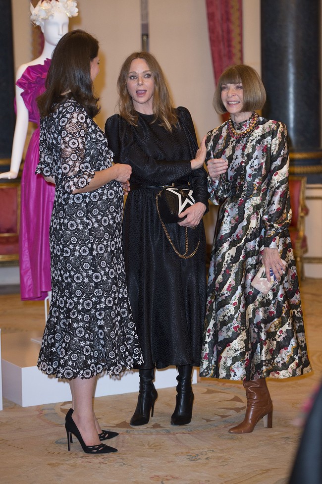 Ketiganya tampak akrab dalam perbincangan singkat tersebut. Tak tampak kacamata hitam yang biasa menemani gaya Anna Wintour. (Foto: Eddie Mulholland - Pool/Getty Images)