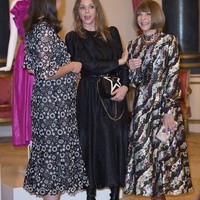 Ketiganya tampak akrab dalam perbincangan singkat tersebut. Tak tampak kacamata hitam yang biasa menemani gaya Anna Wintour. (Foto: Eddie Mulholland - Pool/Getty Images)