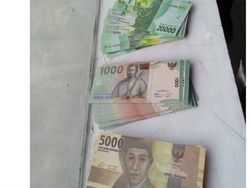 Meme Lucu Bu Dendy Sebar Duit Ramai Bertebaran