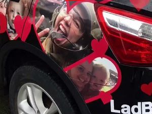 Tepok Jidat! Wanita Ini Tempel Mobil Suami dengan Foto Keluarga