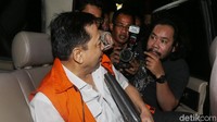 Setya Novanto meninggalkan gedung KPK dengan menenteng tas warna hitam.