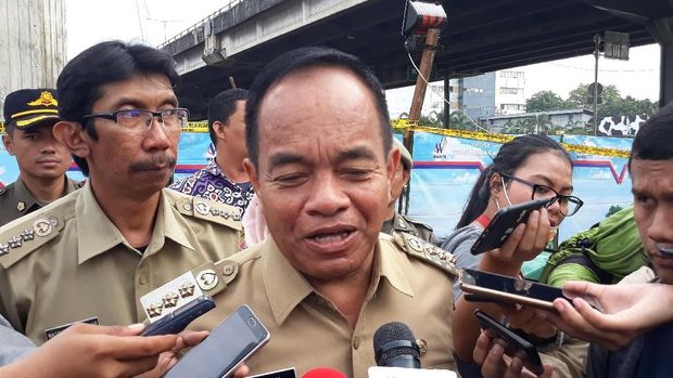 Wali Kota Jakarta Timur, Bambang Musyawardana, mengimbau pelaksana proyek untuk mengutamakan keselamatan kerja.