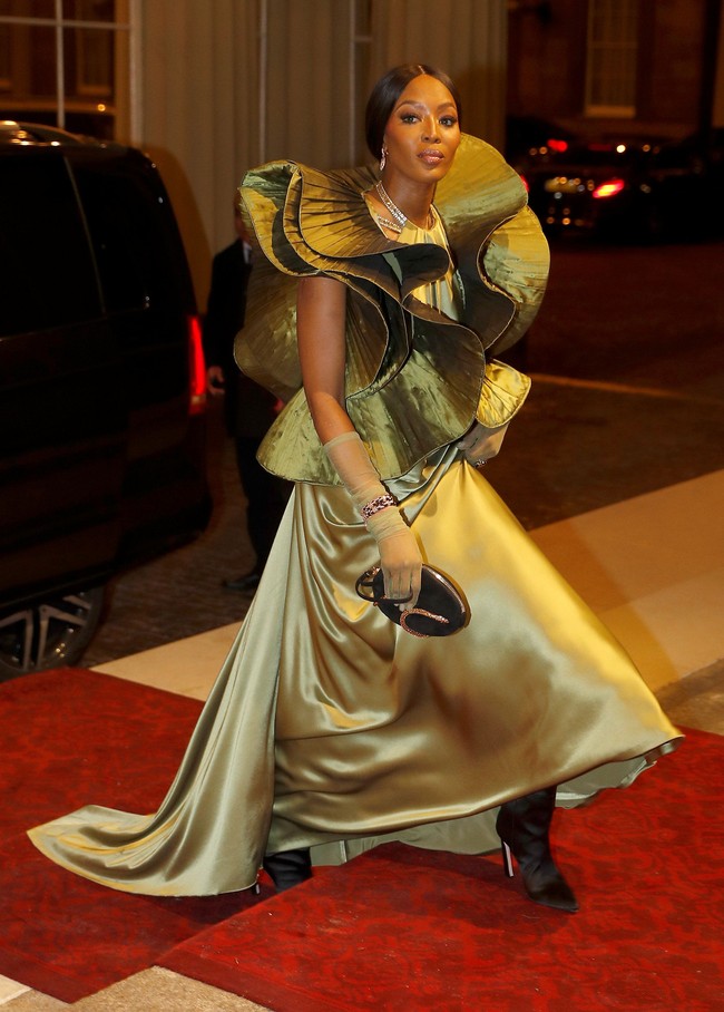 Hajatan malam itu dihadiri pula oleh supermodel senior Naomi Campbell turut menghadiri perhelatan tersebut. (Foto: Eddie Mulholland - Pool/Getty Images)