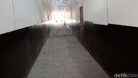 Shelter dibangun dalam dimensi 3,5x6 meter. Tiap bangunan dipisahkan tembok yang dibuat dari papan triplek.