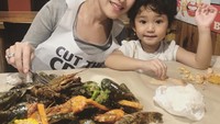Bersama Bilqis, malam minggu Ayu dihabiskan dengan mencicip aneka seafood. Wah, Bilqis kira-kira bisa nggak ya makan kepiting? Foto: Instagram ayutingting92