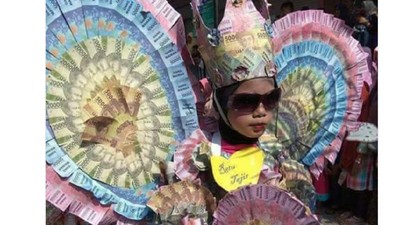 Meme Lucu Bu Dendy Sebar Duit Ramai Bertebaran