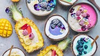 Cantiknya smoothies, beralaskan buah nanas, kelapa, dan pepaya, dipadu dengan warna-warni smoothies yang cerah, membuat makanan sehat ini terlihat sangat lezat, ya? Foto: Instagram/@anettvelsberg