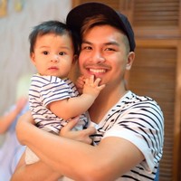 Glenn Alinskie menikah dengan aktris Chelsea Olivia saat usianya 27 tahun. Setahun kemudian pernikahan mereka dikaruniai seorang bayi perempuan yang dinamai Natusha Olivia Alinskie. Foto: Dok. Instagram