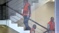 Mereka naik ke ruang pemeriksaan secara bersamaan.