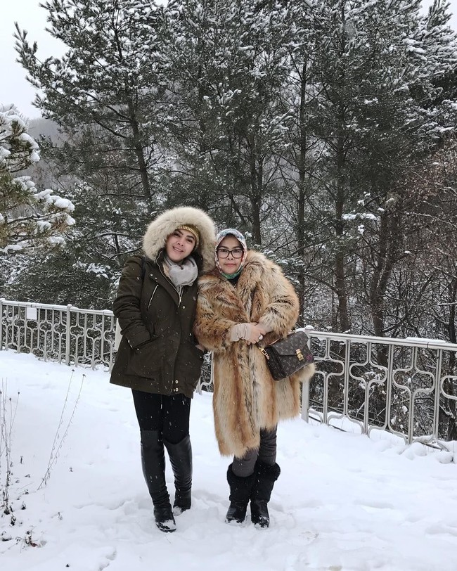 Masih dalam rangkaian liburan ke Jepang, kali ini giliran adik Syahrini, Aisyahrani yang berpose bersama Bu Cetar. Pada foto bersama Aisyahrani, sang ibu membawa tas Louis Vuitton seri Pochette Metis seharga US$ 1.830 atau sekitar Rp 24 jutaan. Foto: Instagram