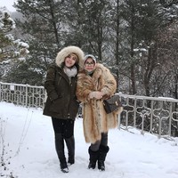 Masih dalam rangkaian liburan ke Jepang, kali ini giliran adik Syahrini, Aisyahrani yang berpose bersama Bu Cetar. Pada foto bersama Aisyahrani, sang ibu membawa tas Louis Vuitton seri Pochette Metis seharga US$ 1.830 atau sekitar Rp 24 jutaan. Foto: Instagram