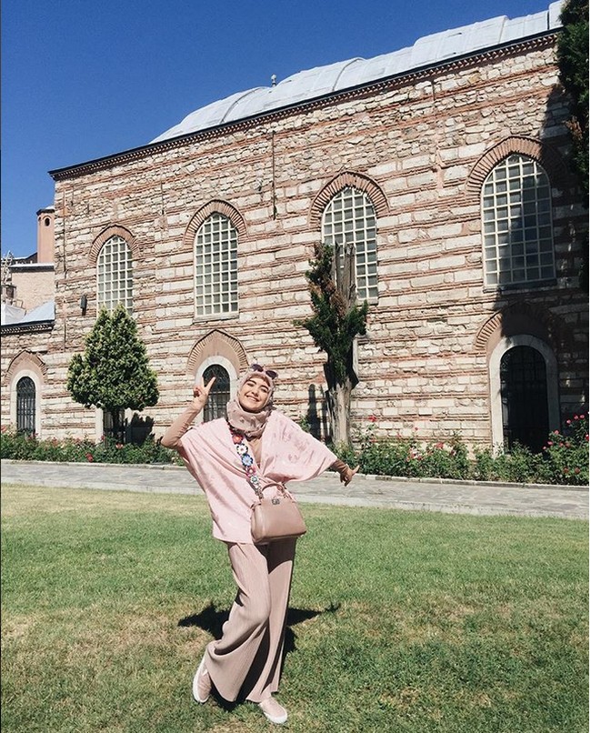 Sejak berhijab, ia pun mendapatkan lebih banyak fans. Instagram Vebby Palwinta sekarang sudah memiliki 907 ribu pengikut. Foto: Dok. Instagram/vebbypalwinta