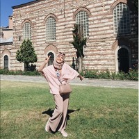 Sejak berhijab, ia pun mendapatkan lebih banyak fans. Instagram Vebby Palwinta sekarang sudah memiliki 907 ribu pengikut. Foto: Dok. Instagram/vebbypalwinta