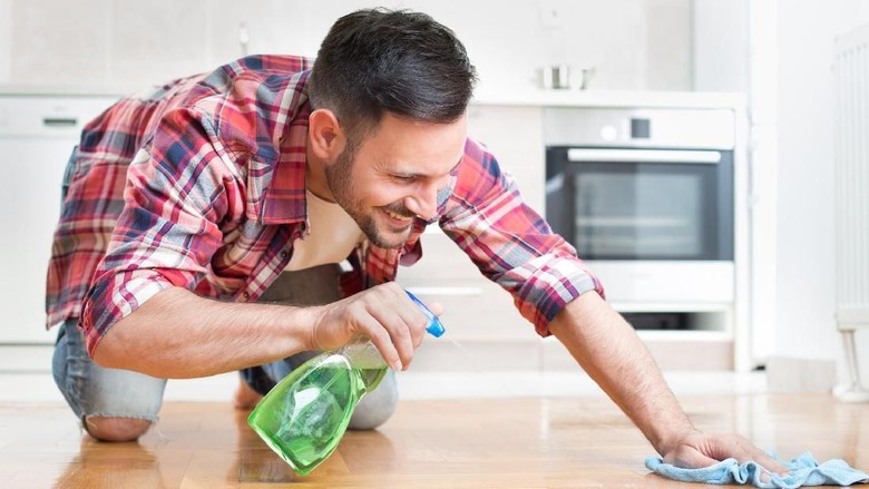 Ilustrasi suami melakukan pekerjaan rumah/ Foto: Thinkstock Ilustrasi suami melakukan pekerjaan rumah/ Foto: Thinkstock