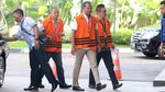 Saat 3 Tersangka Kasus Dugaan Korupsi Jalan Bareng Pakai Rompi Tahanan