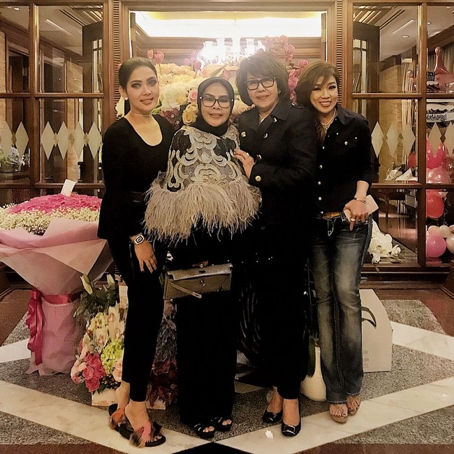 Sesuai dengan julukan yang diberikan, ibunda Syahrini memang selalu tampil cetar seperti sang anak dalam berbagai kesempatan. Seperti pada foto ini, wanita berhijab itu bergaya dengan jaket bulu dan tas clucth Hermes Kelly yang harganya Rp 400 jutaan. Foto: Instagram