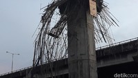 Tiang Girder proyek Tol Becakayu ambruk, Selasa dini hari tadi/Foto: (Tsarina Maharani/detikcom)
