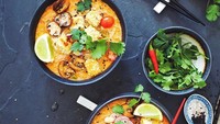 Nikmatnya kari dan pedas dengan irisan tahu, dan mie tepung vegan, ditemani dengan irisan sayuran, dapat menjadi menu vegan yang enak dan sehat. Foto: Instagram/@anettvelsberg