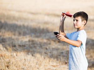 Canggih! Main Pesawat Kertas Dikontrol dari Smartphone