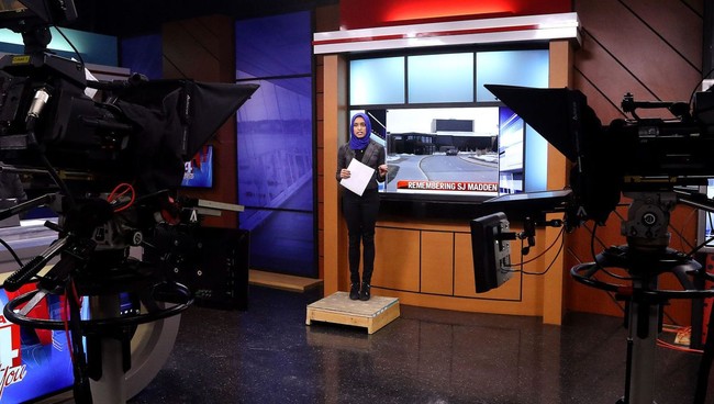 Wanita yang berhijab dari kecil ini pernah diragukan oleh profesor yang mengajar di kampusnya. Profesor tersebut pernah mengatakan bahwa Tahera Rahman akan sulit menjadi reporter dengan hijab yang dikenakannya. Foto: Quad City Times