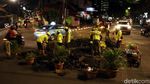 Pasukan Kuning Perbaiki Jalan Wahid Hasyim