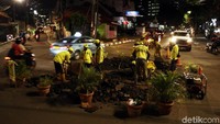 Jalan yang diperbaiki itu berada di tengah Jalan Wahid Hasyim.