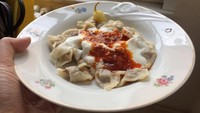 Manti yang sudah direbus disajikan dengan yoghurt dan saus pedas (Kurnia/detikTravel)