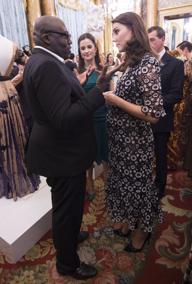 Kate Middleton juga bertemu dengan Edward Enninful, pemimpin redaksi majalah Vogue Inggris. Istri Pangeran William itu pernah menjadi cover-girl Vogue Inggris edisi Juni 2016. (Foto: Eddie Mulholland - Pool/Getty Images)