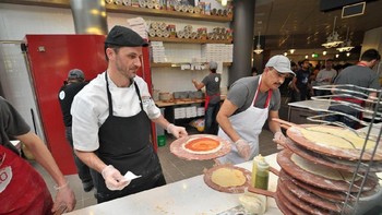 Ada juga kafe yang menghadirkan menu Pizza. (Foto: Filmateria Digital LLC)