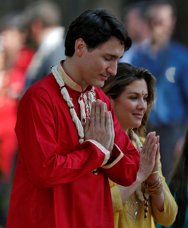 Justin Trudeau dan Sophie Gregoire melakukan Namaskaar, tanda salam atau penghormatan tradisional orang India. Tanda ini dilakukan dengan menangkupkan kedua tangan di dada sambil menundukkan kepala. Foto: Reuters