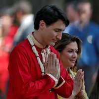 Justin Trudeau dan Sophie Gregoire melakukan Namaskaar, tanda salam atau penghormatan tradisional orang India. Tanda ini dilakukan dengan menangkupkan kedua tangan di dada sambil menundukkan kepala. Foto: Reuters
