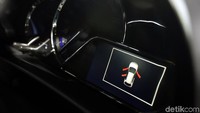 Fitur pengingat pintu mobil yang masih terbuka. Gede juga ya layarnya.